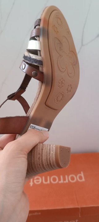 Sandalias de tacón marrón y dorado
