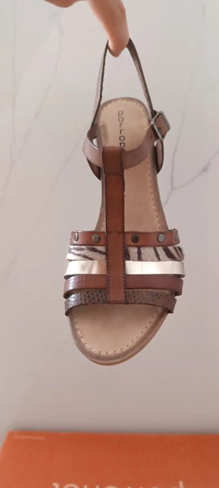 Sandalias de tacón marrón y dorado