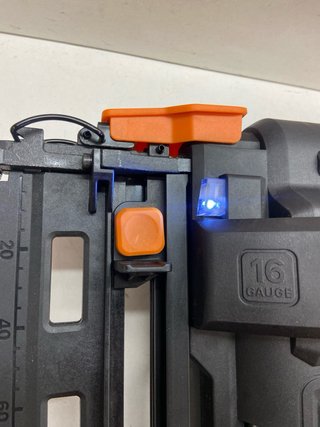 Clavadora WORX Nitro 20V 16 Calibre AVERIADA