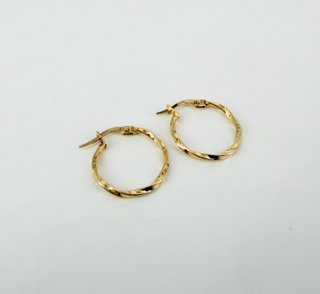 Aretes de oro de 18k. 0.92 g.
