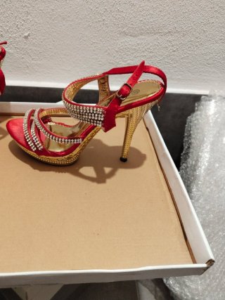 Sandalias de fiesta rojos con brillantes