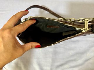 Bolso marrón con cadena plateada