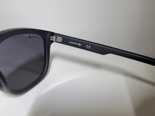 Occhiali da sole Lacoste neri e grigi