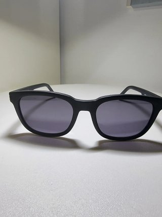 Occhiali da sole Lacoste neri e grigi