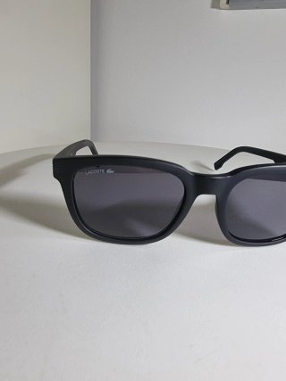 Occhiali da sole Lacoste neri e grigi