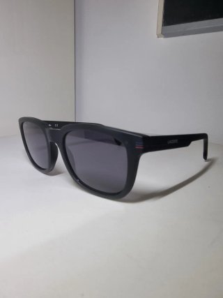 Occhiali da sole Lacoste neri e grigi