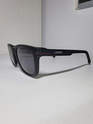 Occhiali da sole Lacoste neri e grigi