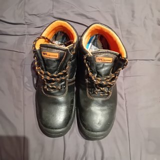 Botas de trabajo negras con naranja