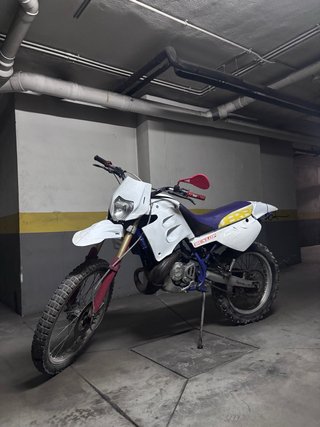 Derbi Senda Enduro Blanca y Morada