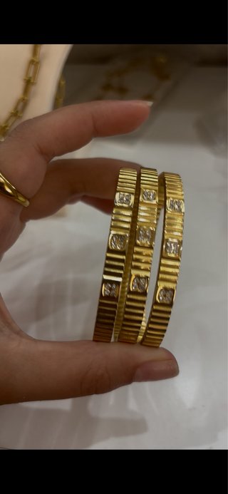 Brazaletes de acero inoxidable dorados