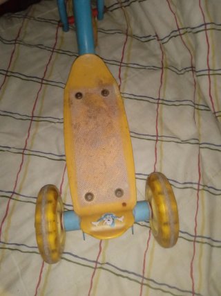 Patín infantil 3 ruedas azul y amarillo