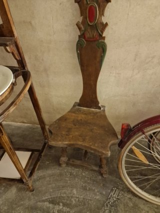 Silla antigua de madera tallada