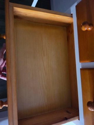 Cómoda de madera marrón y blanco