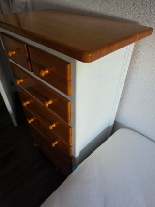 Cómoda de madera marrón y blanco