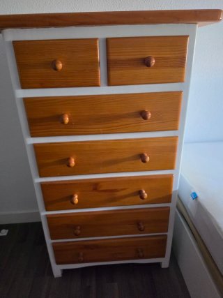 Cómoda de madera marrón y blanco