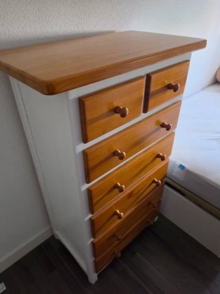 Cómoda de madera marrón y blanco
