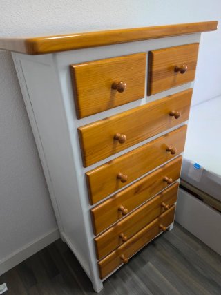 Cómoda de madera marrón y blanco