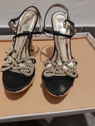 Sandalias fiesta negras y doradas