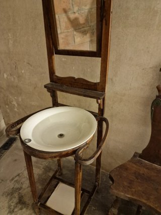 Tocador antiguo de madera con lavabo