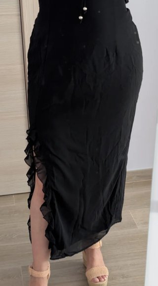 Vestido largo negro con volantes