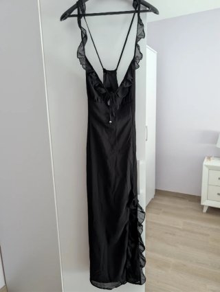 Vestido largo negro con volantes