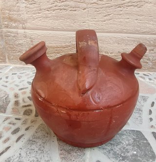 Botijo de barro tradicional
