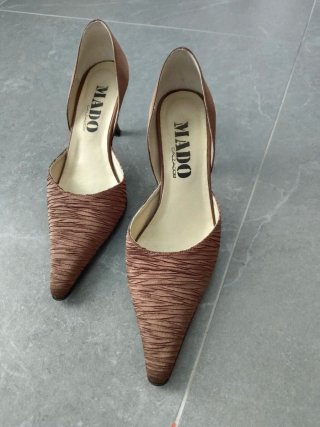 Zapatos de tacón marrones con brillo