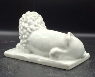 Escultura León al estilo clasico Porcelana Blanca