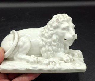 Escultura León al estilo clasico Porcelana Blanca