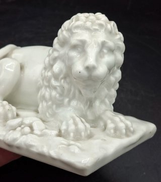 Escultura León al estilo clasico Porcelana Blanca