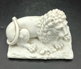 Escultura León al estilo clasico Porcelana Blanca