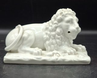 Escultura León al estilo clasico Porcelana Blanca