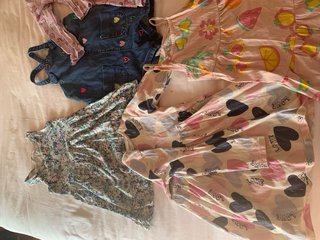 Lote Ropa Niña Vestidos y una romper denim