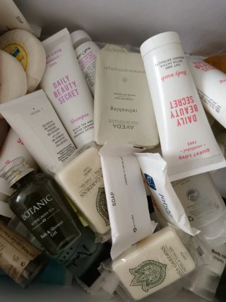Maleta con producto de hotel