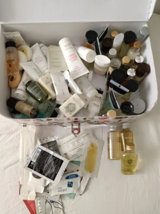 Maleta con producto de hotel