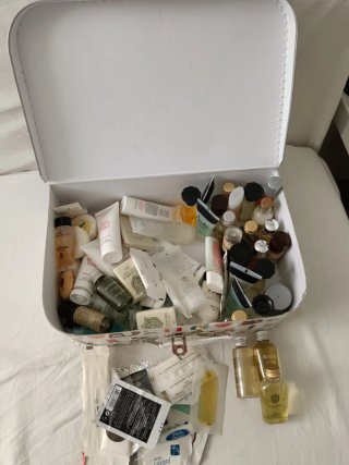 Maleta con producto de hotel