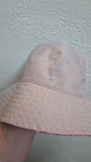 Gorro bucket beige reversible con estampado