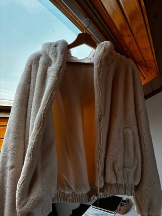 Chaqueta peluche suave beige