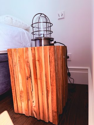 Mesa auxiliar de madera rústica