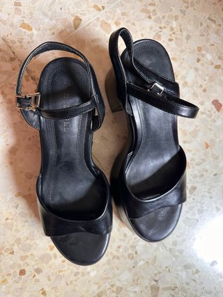 Sandalias de tacón negras, sin apenas uso