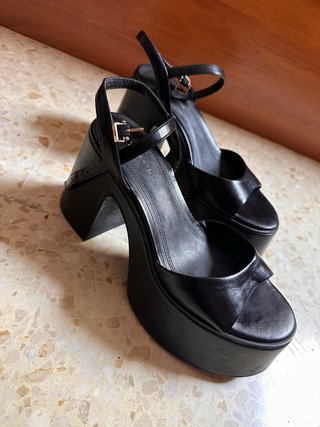 Sandalias de tacón negras, sin apenas uso
