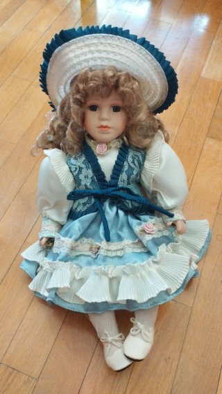 Muñeca de Porcelana vestido azul claro