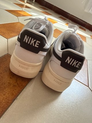 Scarpe Nike bianche e nere