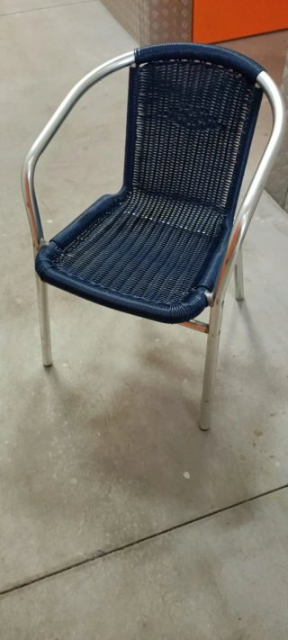 10 mesas 40 sillas 5 euros por silla y 5 por mesa