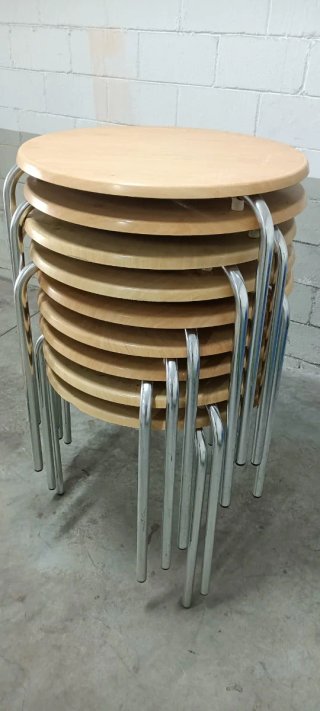 10 mesas 40 sillas 5 euros por silla y 5 por mesa