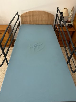 Cama articulada con barandillas