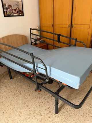 Cama articulada con barandillas