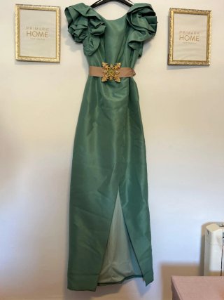 Vestido de fiesta verde con cinturón joya