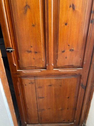 Puerta madera antigua con cristal