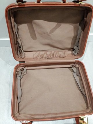 Maleta antigua de cuero marrón